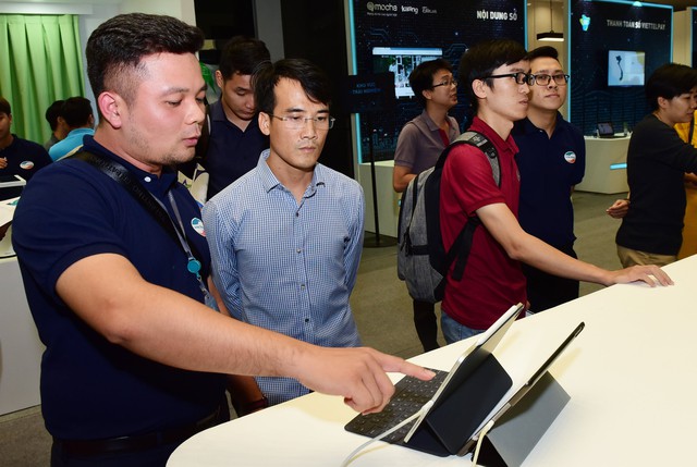 Người d&acirc;n TP.HCM th&iacute;ch th&uacute; trải nghiệm tốc độ 5G v&agrave; c&aacute;c dịch vụ IoT của Viettel - Ảnh 2.