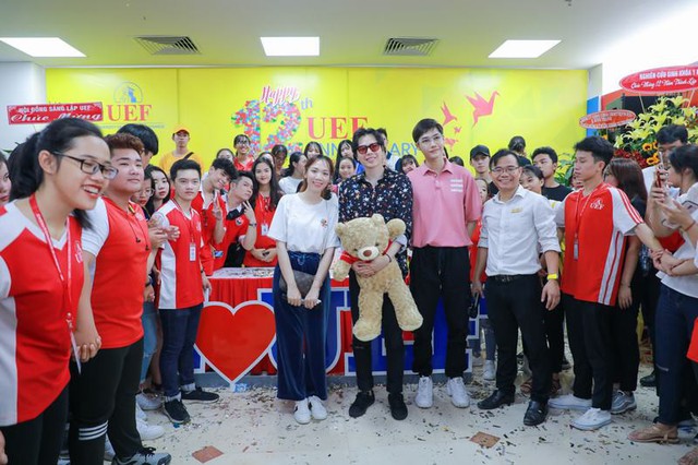 Ca sĩ Trịnh Thăng Bình xuất hiện bất ngờ trong dịp “sinh nhật” lần thứ 12 của UEF - Ảnh 1.