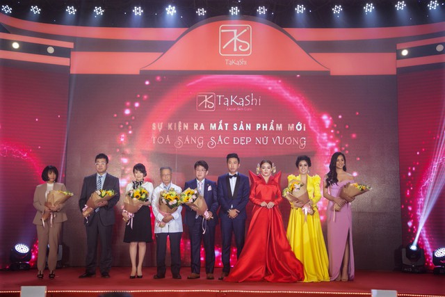 Hoa hậu Việt Nam 2018 Tiểu Vy gây náo loạn trong sự kiện ra mắt dòng sản phẩm cao cấp Takashi - Ảnh 1.