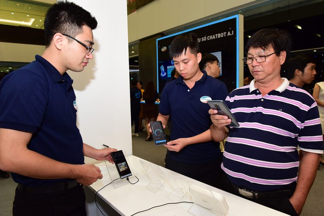 Người d&acirc;n TP.HCM th&iacute;ch th&uacute; trải nghiệm tốc độ 5G v&agrave; c&aacute;c dịch vụ IoT của Viettel - Ảnh 4.