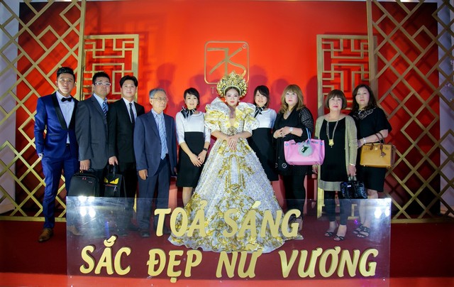Hoa hậu Việt Nam 2018 Tiểu Vy gây náo loạn trong sự kiện ra mắt dòng sản phẩm cao cấp Takashi - Ảnh 4.