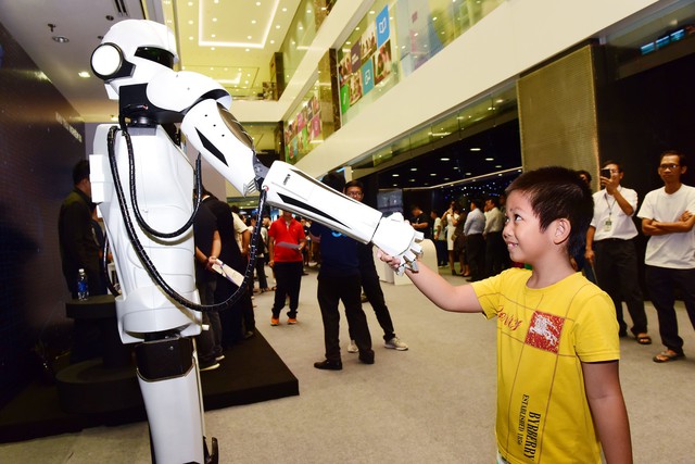 Người d&acirc;n TP.HCM th&iacute;ch th&uacute; trải nghiệm tốc độ 5G v&agrave; c&aacute;c dịch vụ IoT của Viettel - Ảnh 5.