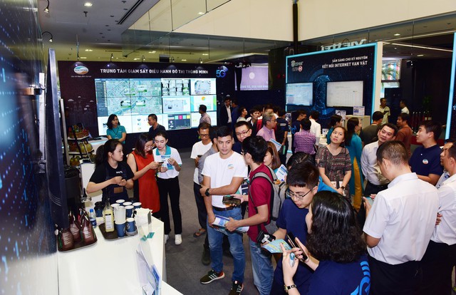 Người d&acirc;n TP.HCM th&iacute;ch th&uacute; trải nghiệm tốc độ 5G v&agrave; c&aacute;c dịch vụ IoT của Viettel - Ảnh 8.