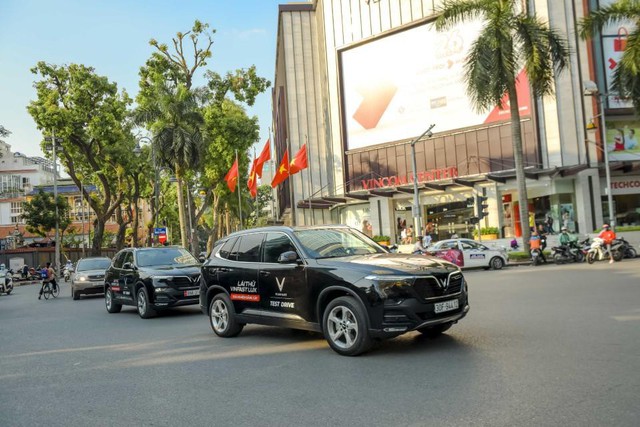 Màn diễu hành ấn tượng của dàn xe VinFast Lux tại Hà Nội - Ảnh 7.