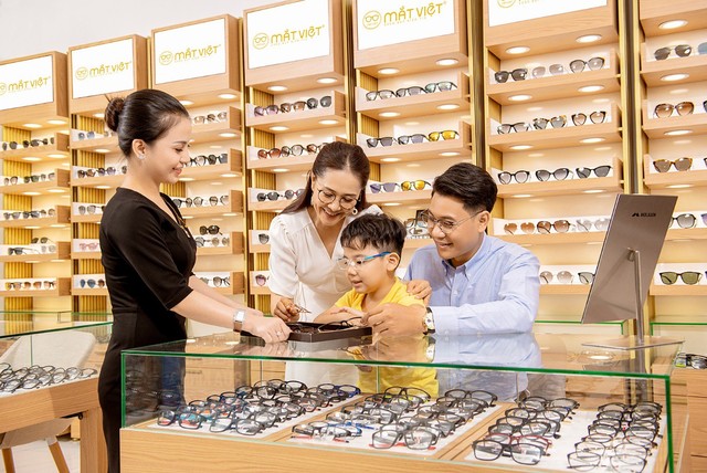 Dịch vụ mới về đo mắt và chăm sóc thị lực tiêu chuẩn quốc tế tại chuỗi cửa hàng Mắt Việt - Ảnh 1.