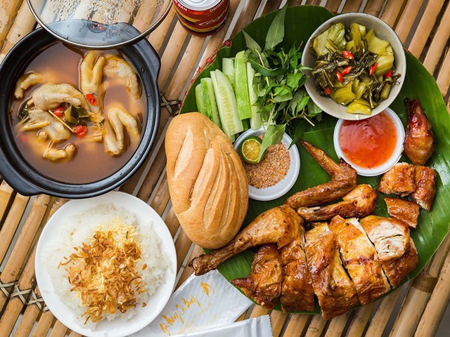 Quán gà nướng “cổ trang” độc đáo ở Sài Gòn - Ảnh 1.