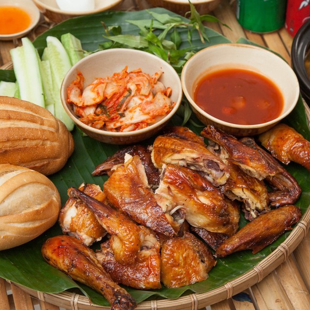 Quán gà nướng “cổ trang” độc đáo ở Sài Gòn - Ảnh 3.