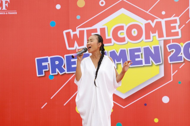 Ca sĩ Đoan Trang tăng “nhiệt” cho chương trình chào tân sinh viên UEF - Ảnh 3.