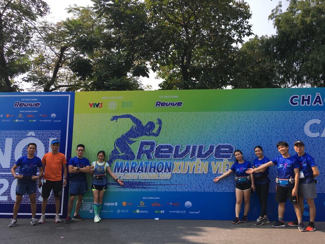 Gần 5 ngàn người chạy trong mùa thu Hà Nội ở giải Revive Marathon xuyên Việt - Ảnh 1.