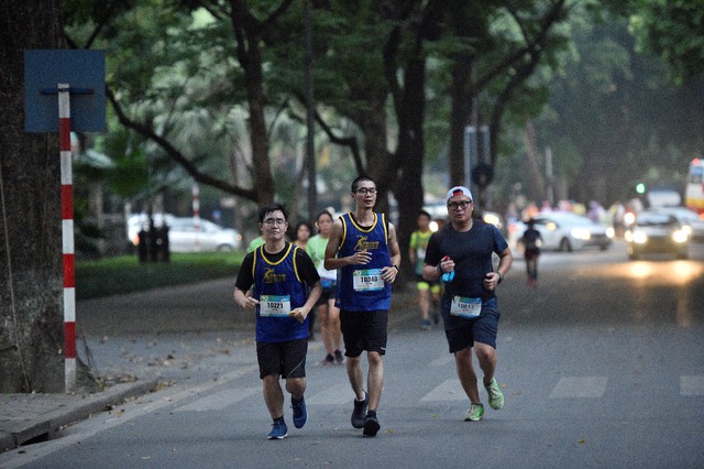 Gần 5 ngàn người chạy trong mùa thu Hà Nội ở giải Revive Marathon xuyên Việt - Ảnh 2.