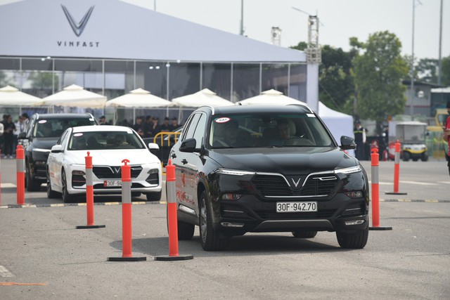 Hàng nghìn lượt khách phấn khích lái thử xe VinFast Lux tại Hà Nội - Ảnh 10.