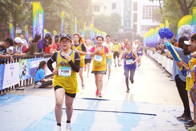 Gần 5 ngàn người chạy trong mùa thu Hà Nội ở giải Revive Marathon xuyên Việt - Ảnh 3.