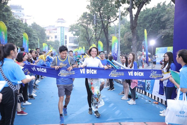 Gần 5 ngàn người chạy trong mùa thu Hà Nội ở giải Revive Marathon xuyên Việt - Ảnh 4.