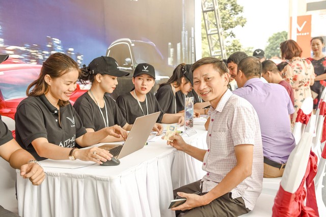 Hàng nghìn lượt khách phấn khích lái thử xe VinFast Lux tại Hà Nội - Ảnh 4.