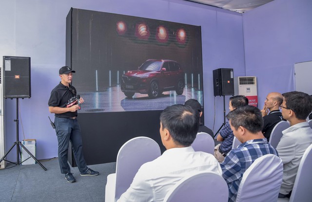 Hàng nghìn lượt khách phấn khích lái thử xe VinFast Lux tại Hà Nội - Ảnh 5.