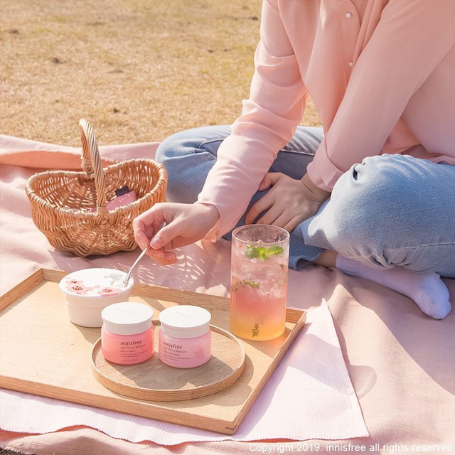 innisfree mang tinh t&uacute;y từ hoa anh đ&agrave;o Jeju l&ecirc;n d&ograve;ng sản phẩm dưỡng trắng da mới toanh - Ảnh 2.