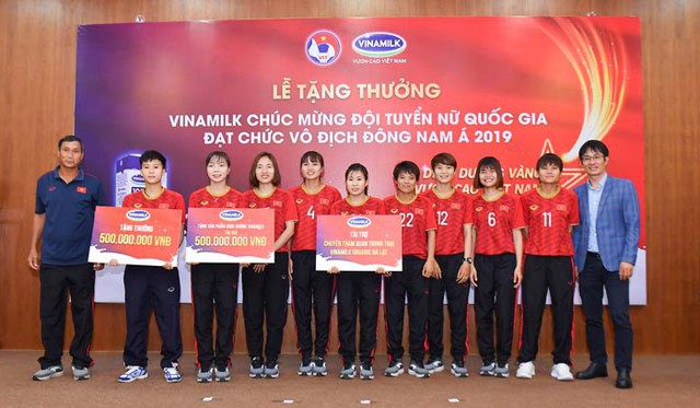 Vinamilk trao thưởng chúc mừng Đội tuyển bóng đá nữ quốc gia vô địch Đông Nam Á 2019 - Ảnh 1.