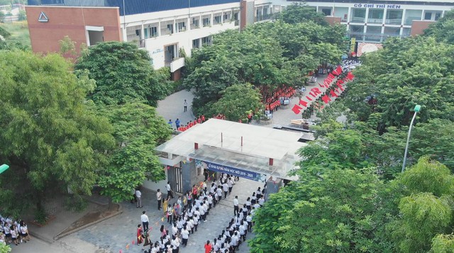 Lễ khai giảng năm học mới trường Lương Thế Vinh: Bài học đầu tiên là tình yêu đất nước! - Ảnh 1.