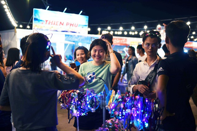 Vừa khai trương, chợ đêm Ha Tien Night Market bất ngờ lọt top điểm đến hấp dẫn phía Nam - Ảnh 9.
