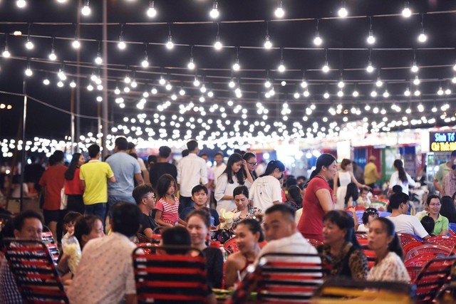 Vừa khai trương, chợ đêm Ha Tien Night Market bất ngờ lọt top điểm đến hấp dẫn phía Nam - Ảnh 2.