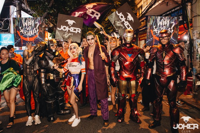 Check-in khắp thế giới với biểu tượng &ldquo;Why so serious&rdquo;, chuyện g&igrave; đang xảy ra? - Ảnh 1.