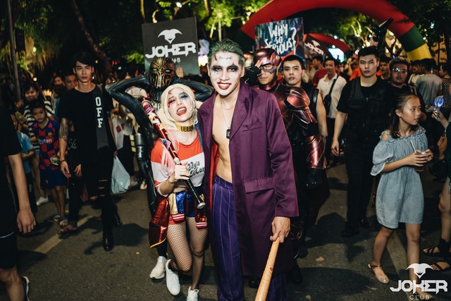 Check-in khắp thế giới với biểu tượng &ldquo;Why so serious&rdquo;, chuyện g&igrave; đang xảy ra? - Ảnh 2.
