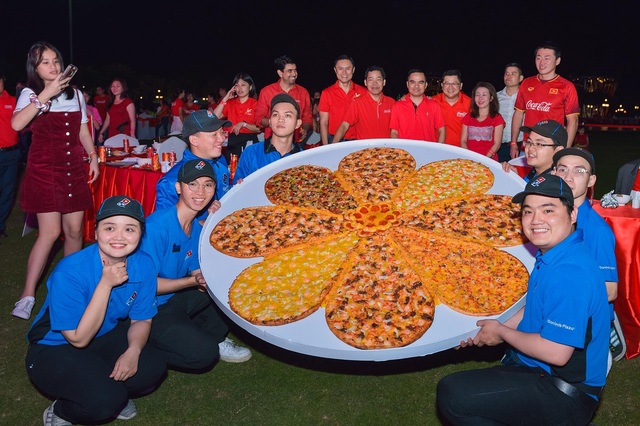 Domino’s “trình làng” bánh pizza hình hoa mai khổng lồ - Ảnh 1.