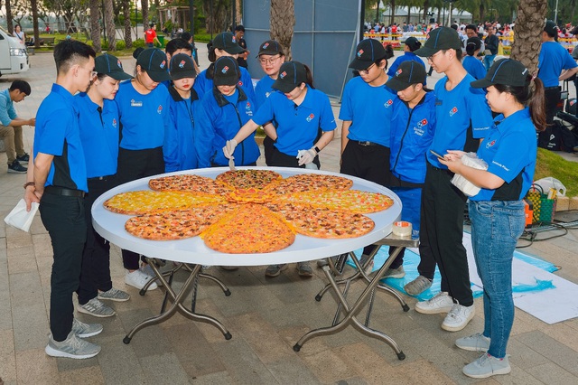 Domino’s “trình làng” bánh pizza hình hoa mai khổng lồ - Ảnh 2.