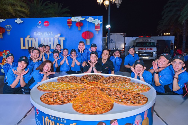 Domino’s “trình làng” bánh pizza hình hoa mai khổng lồ - Ảnh 3.