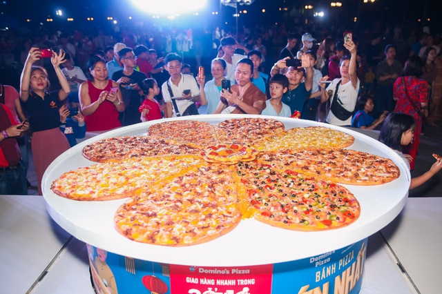 Domino’s “trình làng” bánh pizza hình hoa mai khổng lồ - Ảnh 5.