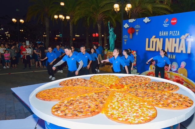 Domino’s “trình làng” bánh pizza hình hoa mai khổng lồ - Ảnh 8.