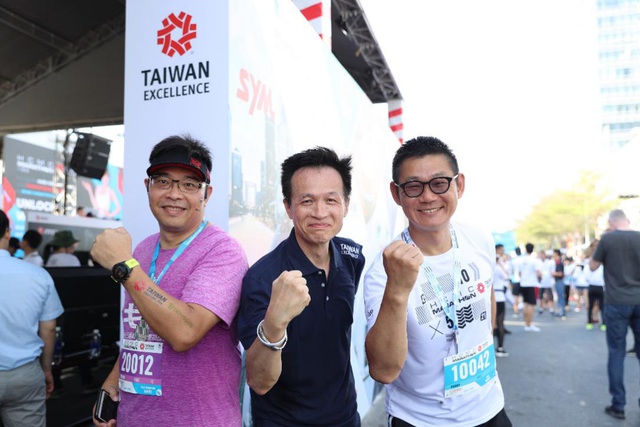 Những khoảnh khắc đẹp tr&ecirc;n đường đua HCMC Marathon 2020 - Ảnh 2.