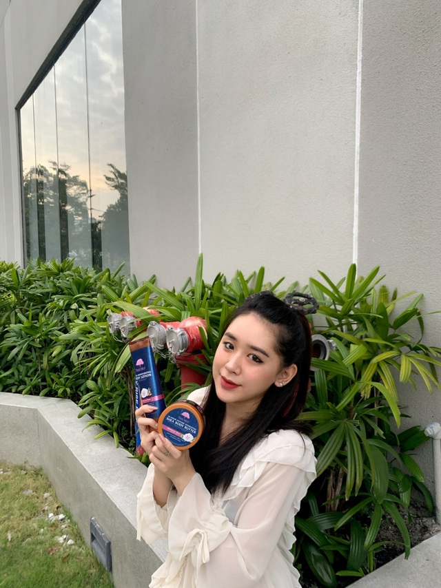 Miss UEF 2019 Phan Ngọc Quý chia sẻ bí quyết chăm sóc da cơ thể mùa hanh khô - Ảnh 1.