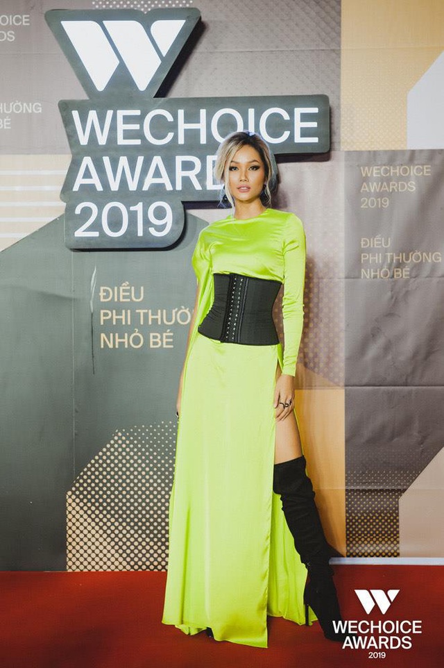 HHen Niê dịu dàng và phá cách tại WeChoice Awards 2019 - Ảnh 1.