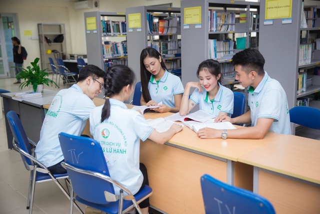 Sinh viên Đại học Tài nguyên và Môi trường Hà Nội hào hứng khi được công bố đáp án sau khi thi - Ảnh 3.