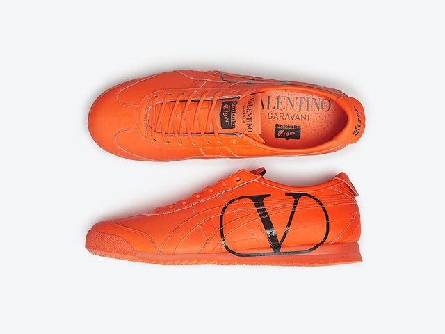 Valentino bất ngờ kết hợp cùng Onitsuka Tiger tung BST giày trong buổi trình diễn thời trang Thu Đông 2020 tại Paris - Ảnh 1.