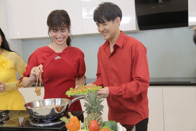 Đôi trẻ Đông Nhi - Ông Cao Thắng háo hức tập dượt khai bếp chiêu tài lộc Tết Canh Tý 2020 - Ảnh 6.