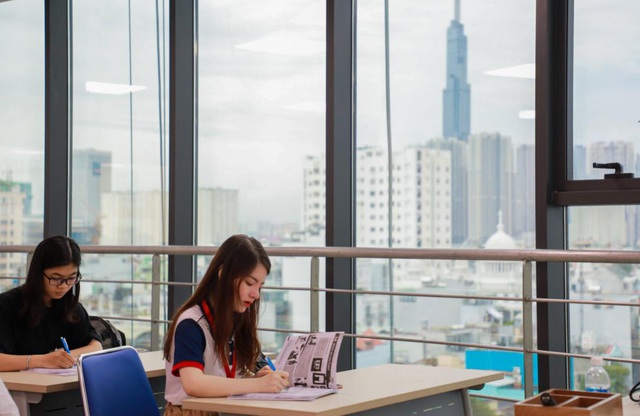 Đằng sau c&acirc;u chuyện nghỉ học qu&aacute; 3 buổi l&agrave; bị gọi về b&aacute;o phụ huynh: Cho&aacute;ng với dịch vụ chăm s&oacute;c sinh vi&ecirc;n của UEF - Ảnh 2.