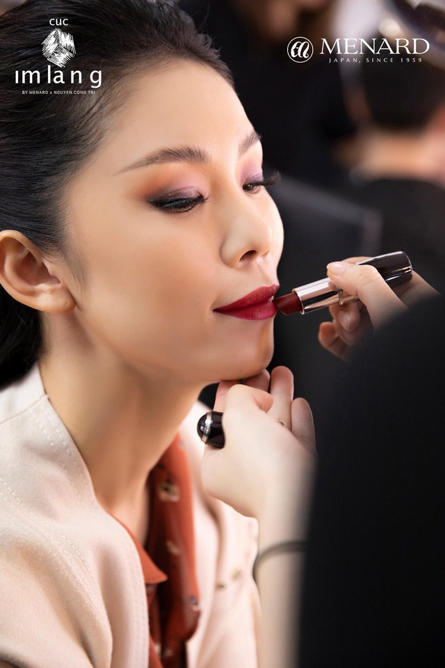 Makeup artist Nam Trung chia sẻ phong cách trang điểm Á Đông trong show diễn độc quyền của NTK Công Trí - Ảnh 4.