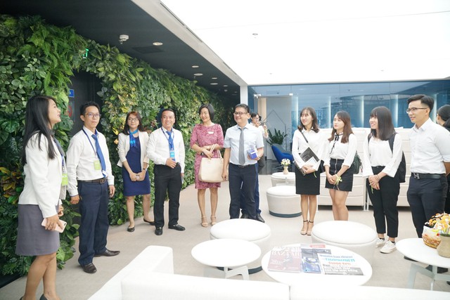 Đằng sau c&acirc;u chuyện nghỉ học qu&aacute; 3 buổi l&agrave; bị gọi về b&aacute;o phụ huynh: Cho&aacute;ng với dịch vụ chăm s&oacute;c sinh vi&ecirc;n của UEF - Ảnh 9.