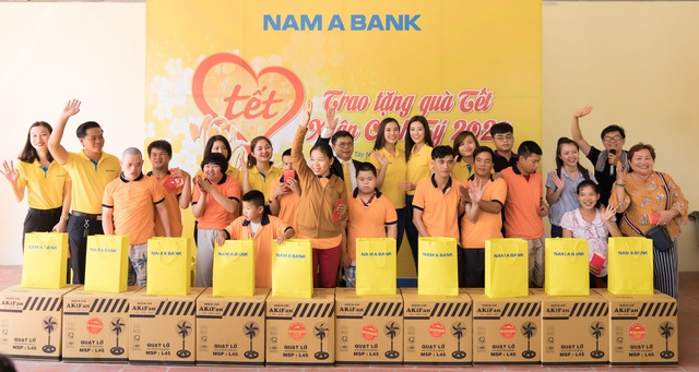 Hành trình “Tết yêu thương” 2020 của Nam A Bank trao hàng trăm suất quà Tết cho những hoàn cảnh khó khăn - Ảnh 1.