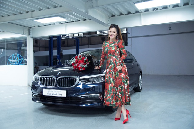 Magic Skin và Đào Minh Châu tri ân thầy giáo Phạm Thành Long bằng “xế sang” BMW 530i - Ảnh 1.