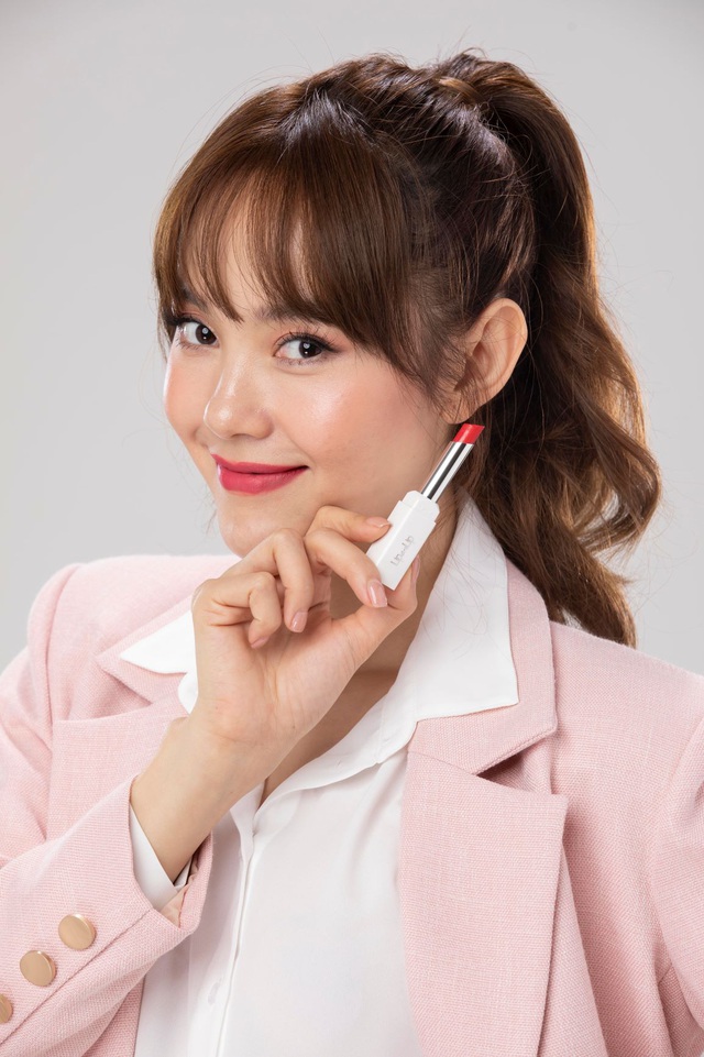 5 phút học ngay cách Minh Hằng diện đồ và chọn son để tươi xinh suốt mấy mùng Tết - Ảnh 6.