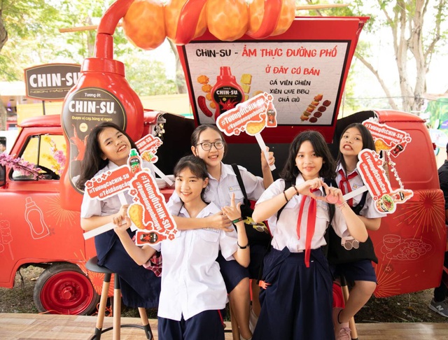 Á hậu Phương Nga cùng Ninh Dương Lan Ngọc xúng xính váy áo tham dự Festival ẩm thực Việt trước thềm năm mới - Ảnh 11.