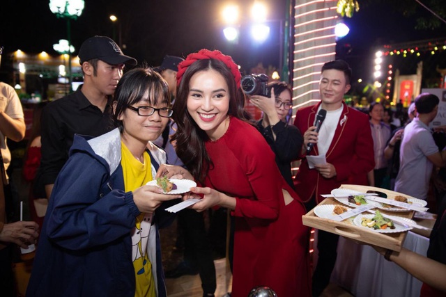 Á hậu Phương Nga cùng Ninh Dương Lan Ngọc xúng xính váy áo tham dự Festival ẩm thực Việt trước thềm năm mới - Ảnh 4.