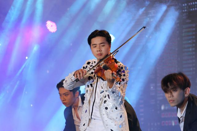 Qu&aacute;n qu&acirc;n HUTECH&rsquo;s Talent 2020 xuất sắc kể chuyện trầm cảm bằng vũ đạo - Ảnh 6.