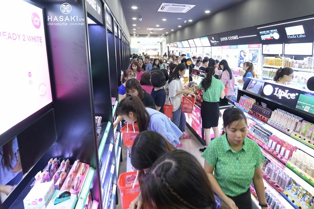 Hàng ngàn người “đổ xô” đến khai trương Hasaki chi nhánh 7 để trải nghiệm và mua sắm mỹ phẩm cao cấp với giá hời chưa từng có - Ảnh 3.
