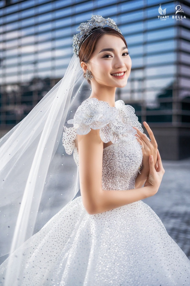 Trầm trồ với chiếc váy cưới đính 6890 viên đá quý trị giá 568 triệu của Hoa hậu ảnh Ngọc Nữ tại sự kiện - Ảnh 1.