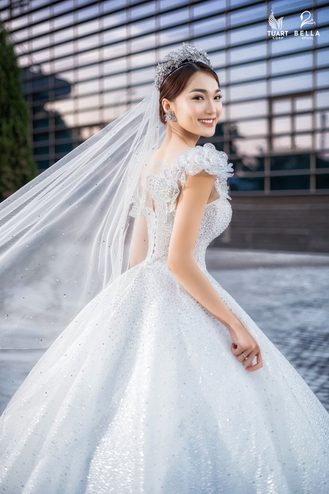 Trầm trồ với chiếc váy cưới đính 6890 viên đá quý trị giá 568 triệu của Hoa hậu ảnh Ngọc Nữ tại sự kiện - Ảnh 3.