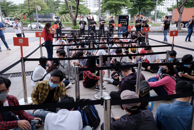 Hàng dài Mi fan xếp hàng từ 3 giờ sáng để chờ mua và trải nghiệm siêu phẩm Mi 10T Pro - Ảnh 1.